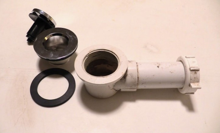 Šta ako ispod tuš kabine curi voda